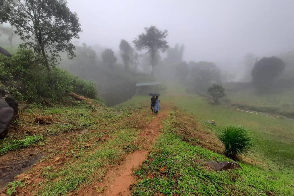 Farmstay In ചില്ലുകൂടാരം At Les Domki Et Al. วากามอน ภายนอก รูปภาพ